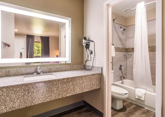 Econo Lodge Inn & Suites Murfreesboro Shopping District
